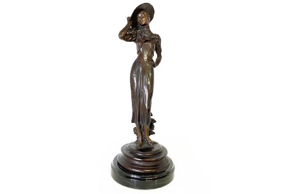 Bronzefigur Dame mit Hut